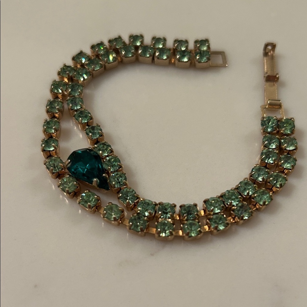 Vintage Elegant Gold and Green Bracelet - Picture 1 of 3